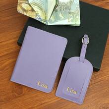 Bộ quà tặng gồm ví đựng hộ chiếu và thẻ hành lý bằng da PU Saffiano khắc chữ theo yêu cầu, dành cho cả nam và nữ, kèm hộp quà, phụ kiện du lịch, và ví đựng hộ chiếu và thẻ hành lý khắc chữ theo yêu cầu dành cho nữ. - Hồng - Xem 4