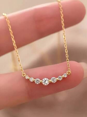 BALMORA 时尚S925纯银半弧形锆石吊坠项链，适合女性佩戴，可作为朋友聚会、派对或节日礼物。