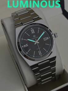 Montre d'affaires charmante pour hommes PABLO RAEZ d'origine. Montre de luxe de marque vintage. Accessoires d'été et de plage, bijoux. Bracelet en acier inoxydable. Boîtier en acier non terni de couleur argent et noir. Aiguilles luminescentes. Résistante à l'eau jusqu'à 50 m. Affichage simple du calendrier et de la semaine. Cadran avec chiffres romains et graduation. Cadeau de mariage