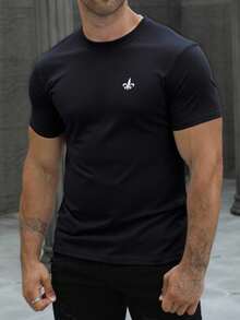 Playera básica para hombre con detalle bordado en el pecho | playera básica hombre  playera con detalle bordado  camiseta casual hombre  playera minimalista  ropa casual hombre  playera con diseño discreto  playera cómoda ligera  playera moderna hombre  outfit casual hombre  playera estilo urbano - Negro - Ver 5