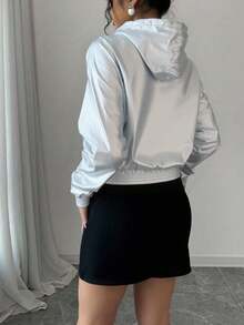 Chamarra ligera plateada mujer metálica moderna cierre capucha casual zipper cuello alto broche presión bolsillos manga larga dos bolsillos laterales bajo recto - Plateado - Ver 2