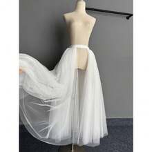 一件时尚多层薄纱裙，配有可拆卸透明网纱衬裙，采用涤纶面料，适合搭配伴娘礼服和晚礼服。 - 白色 - 查看 2