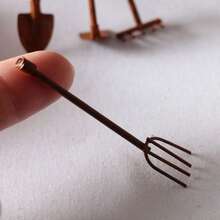 4pcs Vintage Mini Rusty Metal Garden Tool Craft Decor, Rake, Fork, Shovel Creative Small Ornaments. Suitable For Teenagers (7-14 Years Old)