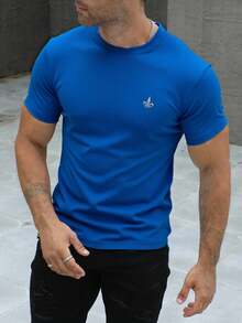 Playera básica para hombre con detalle bordado en el pecho | playera básica hombre  playera con detalle bordado  camiseta casual hombre  playera minimalista  ropa casual hombre  playera con diseño discreto  playera cómoda ligera  playera moderna hombre  outfit casual hombre  playera estilo urbano - azul real - Ver 4