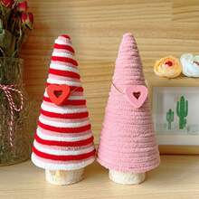 1 szt. ręcznie robionych, dzierganych choinek w kształcie stożka z serduszkami – funkcjonalne, sezonowe akcenty w domu, idealne na stolik nocny w sypialni, narożnik salonu, a także jako dekoracja kominka, która przyniesie radość Bożego Narodzenia