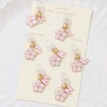 Dop de praf pentru port de încărcare telefon 2 în 1 cu sakura roz + 26 de litere, accesoriu rafinat cu pandantiv din aliaj, proaspăt, dulce și drăguț, decor pentru port de încărcare pentru smartphone, tabletă, căști Kindle, dop transparent anti-praf din silicon, potrivit ca un mic cadou, port de încărcare telefon impermeabil și anti-umezeală, compatibil cu iPhone Lightning/Type-C, protejează ferm portul de încărcare, design drăguț