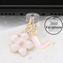 Dop de praf pentru port de încărcare telefon 2 în 1 cu sakura roz + 26 de litere, accesoriu rafinat cu pandantiv din aliaj, proaspăt, dulce și drăguț, decor pentru port de încărcare pentru smartphone, tabletă, căști Kindle, dop transparent anti-praf din silicon, potrivit ca un mic cadou, port de încărcare telefon impermeabil și anti-umezeală, compatibil cu iPhone Lightning/Type-C, protejează ferm portul de încărcare, design drăguț