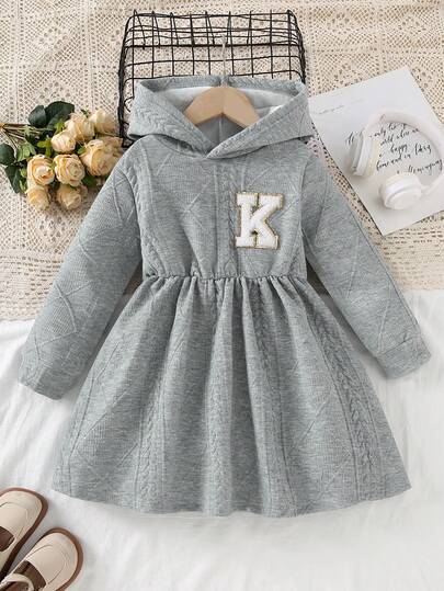 1 件女童休闲“K”字母柔软舒适针织提花面料长袖连帽连衣裙，适合户外穿着，秋冬