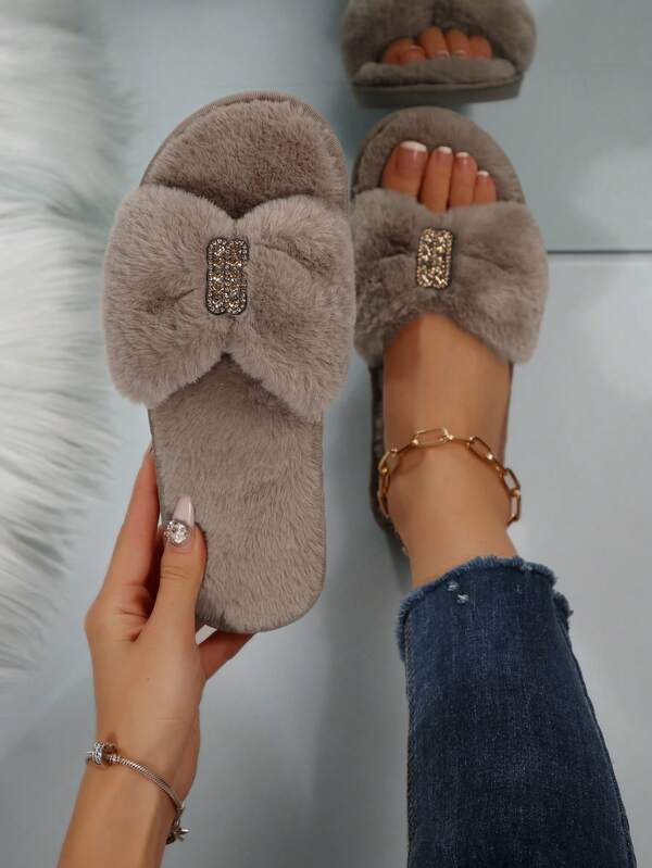 زوج من الشبشب النسائي الفاخر، قاع ناعم مضاد للانزلاق، شريط من الفرو الصناعي، شبشب داخلي مريح مضاد للانزلاق وعصري