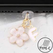 Dop de praf pentru port de încărcare telefon 2 în 1 cu sakura roz + 26 de litere, accesoriu rafinat cu pandantiv din aliaj, proaspăt, dulce și drăguț, decor pentru port de încărcare pentru smartphone, tabletă, căști Kindle, dop transparent anti-praf din silicon, potrivit ca un mic cadou, port de încărcare telefon impermeabil și anti-umezeală, compatibil cu iPhone Lightning/Type-C, protejează ferm portul de încărcare, design drăguț