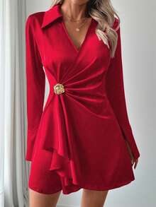 纯色深V领长袖腰部荷叶边裹身性感缎面优雅连衣裙，配玫瑰金金属扣，适合派对、情人节约会、正式晚宴等场合，新款女装 - 大紅色 - 查看 1