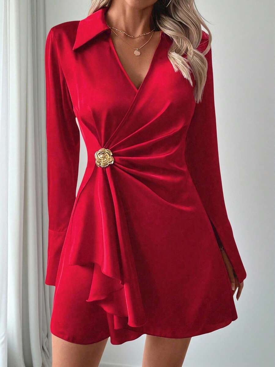 纯色深V领长袖腰部荷叶边裹身性感缎面优雅连衣裙，配玫瑰金金属扣，适合派对、情人节约会、正式晚宴等场合，新款女装 - 大紅色 - 查看 1