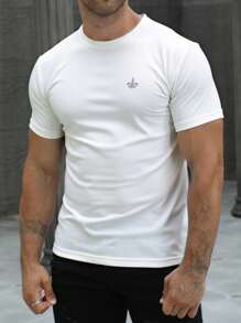 Playera básica para hombre con detalle bordado en el pecho | playera básica hombre  playera con detalle bordado  camiseta casual hombre  playera minimalista  ropa casual hombre  playera con diseño discreto  playera cómoda ligera  playera moderna hombre  outfit casual hombre  playera estilo urbano - Blanco - Ver 5