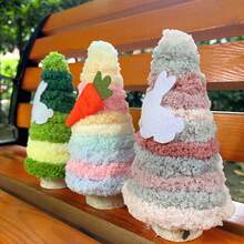 1 szt. ręcznie robionych, dzierganych choinek w kształcie stożka z serduszkami – funkcjonalne, sezonowe akcenty w domu, idealne na stolik nocny w sypialni, narożnik salonu, a także jako dekoracja kominka, która przyniesie radość Bożego Narodzenia