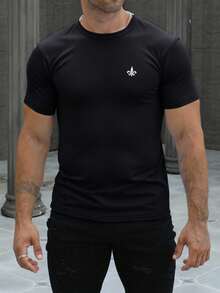 Playera básica para hombre con detalle bordado en el pecho | playera básica hombre  playera con detalle bordado  camiseta casual hombre  playera minimalista  ropa casual hombre  playera con diseño discreto  playera cómoda ligera  playera moderna hombre  outfit casual hombre  playera estilo urbano - Negro - Ver 3