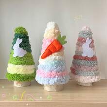 1 szt. ręcznie robionych, dzierganych choinek w kształcie stożka z serduszkami – funkcjonalne, sezonowe akcenty w domu, idealne na stolik nocny w sypialni, narożnik salonu, a także jako dekoracja kominka, która przyniesie radość Bożego Narodzenia