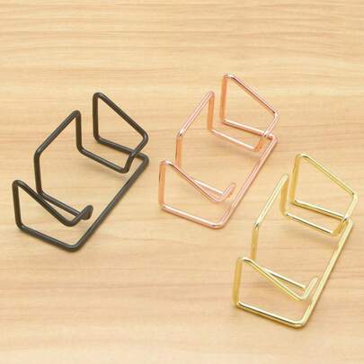 50张名片容量名片夹，简约流畅的桌面展示架。适用于家庭办公室、办公室装饰、展览、家居、派对、婚礼、会议席位卡、节日席位卡等场合，电镀表面处理。