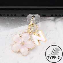 Dop de praf pentru port de încărcare telefon 2 în 1 cu sakura roz + 26 de litere, accesoriu rafinat cu pandantiv din aliaj, proaspăt, dulce și drăguț, decor pentru port de încărcare pentru smartphone, tabletă, căști Kindle, dop transparent anti-praf din silicon, potrivit ca un mic cadou, port de încărcare telefon impermeabil și anti-umezeală, compatibil cu iPhone Lightning/Type-C, protejează ferm portul de încărcare, design drăguț