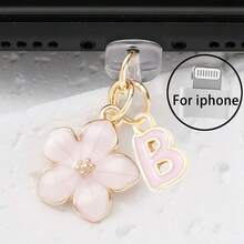 Dop de praf pentru port de încărcare telefon 2 în 1 cu sakura roz + 26 de litere, accesoriu rafinat cu pandantiv din aliaj, proaspăt, dulce și drăguț, decor pentru port de încărcare pentru smartphone, tabletă, căști Kindle, dop transparent anti-praf din silicon, potrivit ca un mic cadou, port de încărcare telefon impermeabil și anti-umezeală, compatibil cu iPhone Lightning/Type-C, protejează ferm portul de încărcare, design drăguț