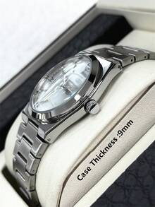Montre d'affaires charmante pour hommes PABLO RAEZ d'origine. Montre de luxe de marque vintage. Accessoires d'été et de plage, bijoux. Bracelet en acier inoxydable. Boîtier en acier non terni de couleur argent et noir. Aiguilles luminescentes. Résistante à l'eau jusqu'à 50 m. Affichage simple du calendrier et de la semaine. Cadran avec chiffres romains et graduation. Cadeau de mariage