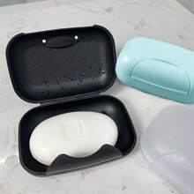 Una caja de jabón portátil e impermeable con 4 colores a elegir: negro, transparente, azul y rosa. Cuenta con una tapa sellada para almacenar jabón en el baño y es adecuada para usar en el baño, la decoración del hogar, la decoración de otoño, hoteles, la temporada de regreso a la escuela, campamentos, gimnasios, viajes, regalos de Navidad y Halloween.