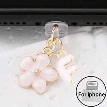 Dop de praf pentru port de încărcare telefon 2 în 1 cu sakura roz + 26 de litere, accesoriu rafinat cu pandantiv din aliaj, proaspăt, dulce și drăguț, decor pentru port de încărcare pentru smartphone, tabletă, căști Kindle, dop transparent anti-praf din silicon, potrivit ca un mic cadou, port de încărcare telefon impermeabil și anti-umezeală, compatibil cu iPhone Lightning/Type-C, protejează ferm portul de încărcare, design drăguț