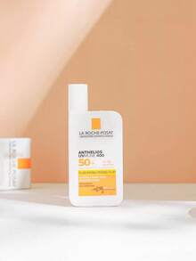 La Roche-Posay كريم واقي من الشمس ANTHELIOS UVMUNE 400 بسائل غير مرئي SPF50+ 50مل، كريم واقي من الشمس بدون عطر للبشرة الحساسة، حماية قصوى لأشعة UVA لفترة طويلة