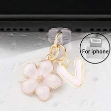 Dop de praf pentru port de încărcare telefon 2 în 1 cu sakura roz + 26 de litere, accesoriu rafinat cu pandantiv din aliaj, proaspăt, dulce și drăguț, decor pentru port de încărcare pentru smartphone, tabletă, căști Kindle, dop transparent anti-praf din silicon, potrivit ca un mic cadou, port de încărcare telefon impermeabil și anti-umezeală, compatibil cu iPhone Lightning/Type-C, protejează ferm portul de încărcare, design drăguț