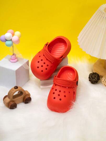 زوج جديد من الصنادل للأطفال البنات والأولاد، بسيطة وشاملة، مناسبة للرياضة والارتداء المنزلي والخارجي. أسطح سميكة مع ثقوب مانعة للانزلاق.