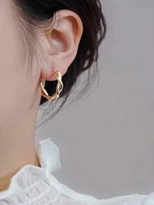 1pair European & American Style Metal Twisted Hoop Earrings With Silver Needle, New Earrings With High-End Aesthetics For Women - 金色 - 查看 3