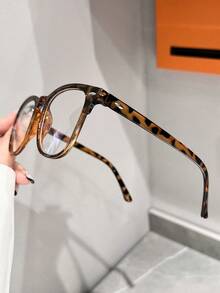 Leopard Print Flat Mirror Helps You Unlock Versatile Styles! The Wild Leopard Print Pattern Collides With The Simple And Atmospheric Frame, With A Personality That Is Not Flashy. Wearing It During Work Commuting Can Add A Touch Of Aura To The Overall Look, And Wearing It On Dates Can Add Unique Charm. A Pair Of Glasses Can Allow You To Play With Multiple Styles And Easily Cope With Different Situations - 玳瑁色 - 查看 5