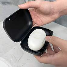 Una caja de jabón portátil e impermeable con 4 colores a elegir: negro, transparente, azul y rosa. Cuenta con una tapa sellada para almacenar jabón en el baño y es adecuada para usar en el baño, la decoración del hogar, la decoración de otoño, hoteles, la temporada de regreso a la escuela, campamentos, gimnasios, viajes, regalos de Navidad y Halloween.