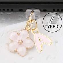 Dop de praf pentru port de încărcare telefon 2 în 1 cu sakura roz + 26 de litere, accesoriu rafinat cu pandantiv din aliaj, proaspăt, dulce și drăguț, decor pentru port de încărcare pentru smartphone, tabletă, căști Kindle, dop transparent anti-praf din silicon, potrivit ca un mic cadou, port de încărcare telefon impermeabil și anti-umezeală, compatibil cu iPhone Lightning/Type-C, protejează ferm portul de încărcare, design drăguț