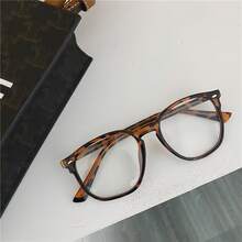 Leopard Print Flat Mirror Helps You Unlock Versatile Styles! The Wild Leopard Print Pattern Collides With The Simple And Atmospheric Frame, With A Personality That Is Not Flashy. Wearing It During Work Commuting Can Add A Touch Of Aura To The Overall Look, And Wearing It On Dates Can Add Unique Charm. A Pair Of Glasses Can Allow You To Play With Multiple Styles And Easily Cope With Different Situations - 玳瑁色 - 查看 3