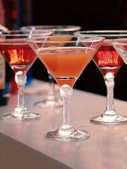 5盎司优雅塑料马提尼杯 - 完美适用于鸡尾酒、香槟和甜点 - 可重复使用，派对杯，适合婚礼、情人节等场合