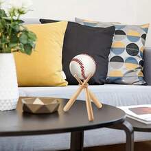 Mini Baseball Schläger Präsentationsständer, hölzerner Baseball Schläger Präsentationsständer mit bemalter Dekoration - hält 1 Baseball Schläger und 1 Ball, geeignet für Heim/Büro/Man Cave Dekoration, Baseball-thematische Partydekoration, Raumdekoration, Partyszene Dekoration, Puppenhaus, Schreibtischzubehör ohne Montage erforderlich, elegante Holzakzente, exquisite Verarbeitung, ideal für Sammler und Jugendliche