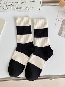 5 أزواج من الجوارب متوسطة الطول ذات نمط النجوم الأسود والأبيض للجنسين، ضرورية لإطلالات العودة إلى المدرسة