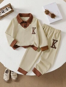 Set da 2 pezzi per bimbi in autunno, outfit da ragazzo con top a maniche lunghe a scollo a V a contrasto di colore con ricamo lettera K e pantaloni casual con risvolto, adatto per uso quotidiano, scuola, attività all'aperto