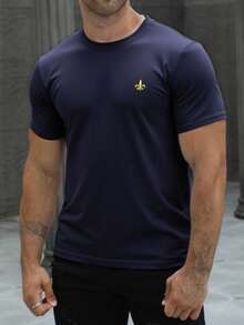 Playera básica para hombre con detalle bordado en el pecho | playera básica hombre  playera con detalle bordado  camiseta casual hombre  playera minimalista  ropa casual hombre  playera con diseño discreto  playera cómoda ligera  playera moderna hombre  outfit casual hombre  playera estilo urbano - Azul Marino - Ver 5