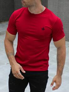 Playera básica para hombre con detalle bordado en el pecho | playera básica hombre  playera con detalle bordado  camiseta casual hombre  playera minimalista  ropa casual hombre  playera con diseño discreto  playera cómoda ligera  playera moderna hombre  outfit casual hombre  playera estilo urbano - Rojo - Ver 4