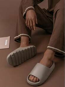 Herren bequeme Slide Sandalen, Sommer Outdoor rutschfeste Plateau Komfort Pantoffeln, eine Nummer kleiner