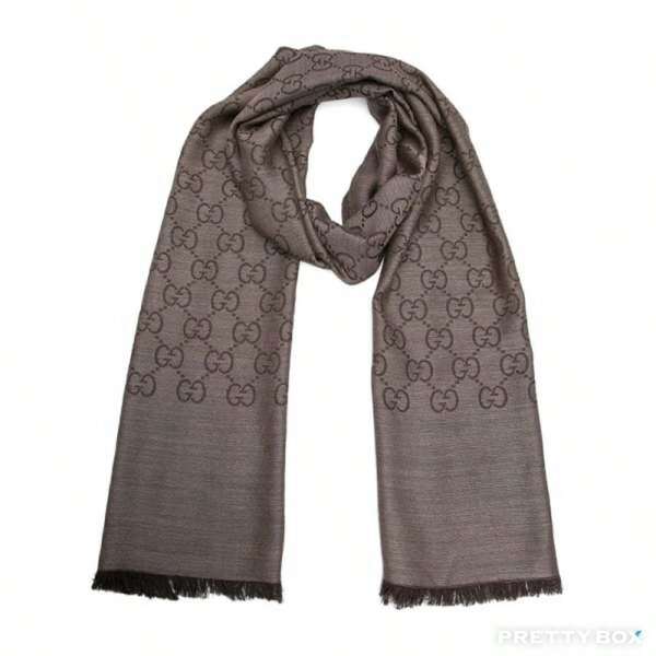 Gucci وشاح صوف وحرير بني للنساء بشعار GG، وشاح ولفافة دافئة ومريحة للخريف والشتاء مع شرابات، إكسسوارات نسائية بسيطة وعملية للاستخدام اليومي، هدية مثالية لأمك أو صديقتك