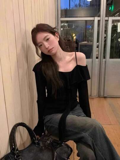 女士露肩长袖针织T恤，叠穿设计，荷叶边装饰，适合初秋休闲穿着，黑色