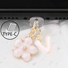 Dop de praf pentru port de încărcare telefon 2 în 1 cu sakura roz + 26 de litere, accesoriu rafinat cu pandantiv din aliaj, proaspăt, dulce și drăguț, decor pentru port de încărcare pentru smartphone, tabletă, căști Kindle, dop transparent anti-praf din silicon, potrivit ca un mic cadou, port de încărcare telefon impermeabil și anti-umezeală, compatibil cu iPhone Lightning/Type-C, protejează ferm portul de încărcare, design drăguț