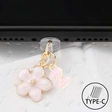 Dop de praf pentru port de încărcare telefon 2 în 1 cu sakura roz + 26 de litere, accesoriu rafinat cu pandantiv din aliaj, proaspăt, dulce și drăguț, decor pentru port de încărcare pentru smartphone, tabletă, căști Kindle, dop transparent anti-praf din silicon, potrivit ca un mic cadou, port de încărcare telefon impermeabil și anti-umezeală, compatibil cu iPhone Lightning/Type-C, protejează ferm portul de încărcare, design drăguț