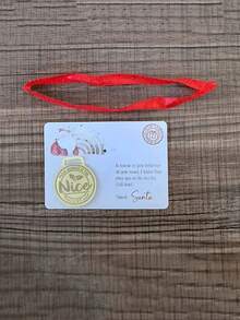 1pc Santa's Nice List Medal With Greeting Card - Glam Acrylic Christmas Decoration, No Electricity Required-Random Color And Style