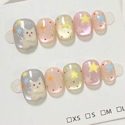 10 miếng dán móng tay hình mèo và ngôi sao dễ thương vẽ tay, họa tiết chấm bi nhiều màu sắc, mắt mèo giả ngọc trai lấp lánh, móng giả ngắn dán sẵn, dễ thương và ngọt ngào để sử dụng hàng ngày, móng giả vuông ngắn có thể tháo rời, phù hợp cho phụ nữ, bé gái và những người đam mê tự làm móng nghệ thuật.