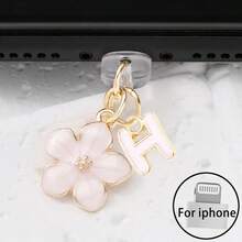 Dop de praf pentru port de încărcare telefon 2 în 1 cu sakura roz + 26 de litere, accesoriu rafinat cu pandantiv din aliaj, proaspăt, dulce și drăguț, decor pentru port de încărcare pentru smartphone, tabletă, căști Kindle, dop transparent anti-praf din silicon, potrivit ca un mic cadou, port de încărcare telefon impermeabil și anti-umezeală, compatibil cu iPhone Lightning/Type-C, protejează ferm portul de încărcare, design drăguț