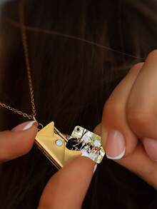 Chiếc vòng cổ có thể tùy chỉnh này sở hữu thiết kế thời trang và mặt dây chuyền hình phong bì được cá nhân hóa. Bạn có thể tùy chỉnh nó với tên, thông điệp hoặc ảnh gia đình, thú cưng hoặc người yêu của mình. Hoàn hảo cho sinh nhật, Ngày Valentine, kỷ niệm, đám cưới, Ngày của Cha và các dịp đặc biệt khác. Cũng phù hợp cho học sinh tốt nghiệp trung học, sinh viên đại học, sinh viên năm nhất, năm hai và các năm học thấp hơn. Chiếc vòng cổ ảnh thời trang này sẽ giúp bạn nổi bật. - nhiều màu - Xem 7