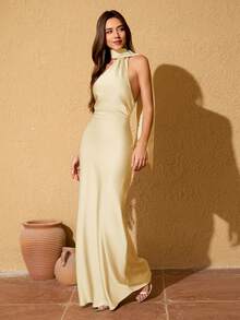 Gaun Bridesmaid Panjang Tanpa Lengan dengan Leher Asimetris Warna Polos yang Elegan dan Pas Badan - Kuning - View 4